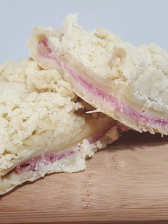 Una foto de Coca de mollitas rellena de jamón y queso
