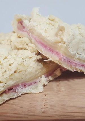 Foto principal de Coca de mollitas rellena de jamón y queso