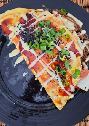 A picture of Yakisoba omelette.