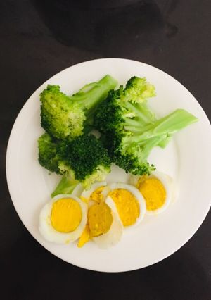 Hình của món Eat clean cùng với trứng và súp lơ.