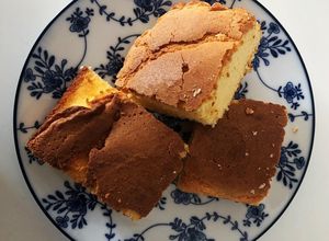 Una foto de Blondie. Brownie de chocolate blanco sin gluten