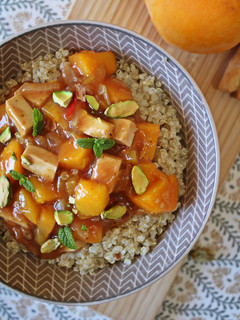 Una foto de Tofu agridulce con melocotón y quinoa