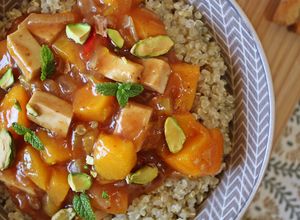 Foto principal de Tofu agridulce con melocotón y quinoa