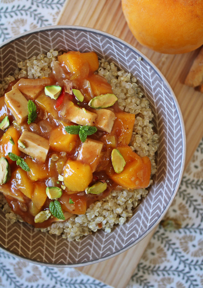 Una foto de Tofu agridulce con melocotón y quinoa