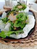 Ensalada de vieiras con aliño de su coral