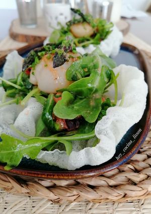 Foto principal de Ensalada de vieiras con aliño de su coral