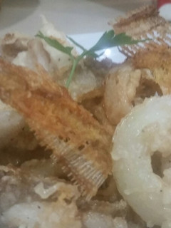 Una foto de Gallo en tempura con su espina crujiente y aros de cebolla