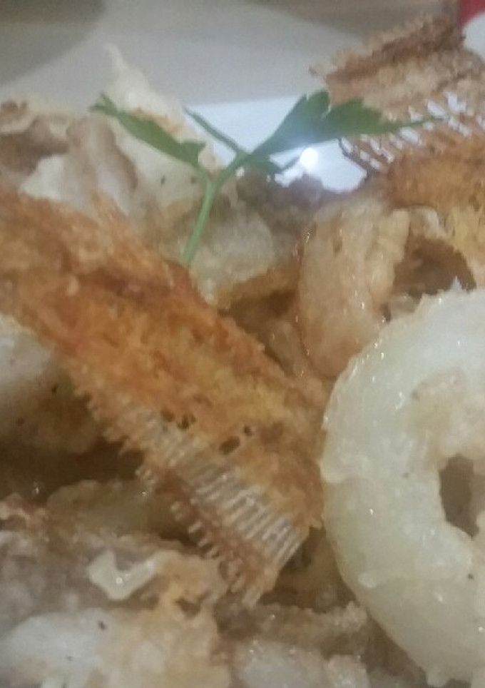 Una foto de Gallo en tempura con su espina crujiente y aros de cebolla