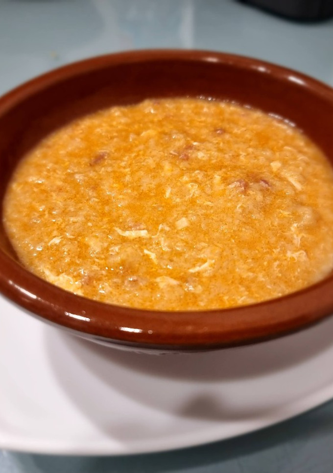 Una foto de Sopa de ajo con jamón y huevo revuelto (Nota 9)