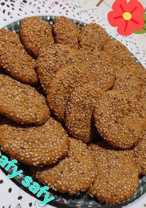 صورة لوصفة بسكوت العسل الاسود والسمسم
