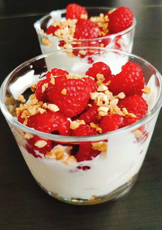 Una foto de Yogurt griego con frambuesas y crocanti de almendras