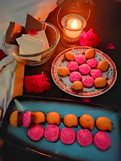 રોઝ & મેંગો ચોકલેટ (Rose & mango Chocolate Recipe in Gujarati) રેસીપી મુખ્ય ફોટો