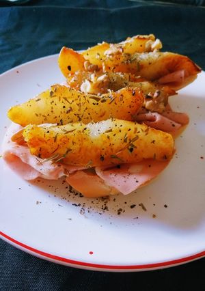 Una foto de Brusquetta de mortadela y pera 🍐🍐🍐