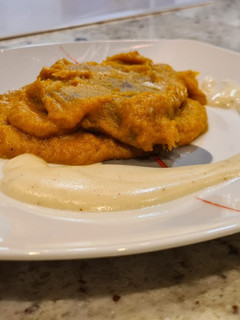 Una foto de Medallón de ternera en salsa de puerros y zanahorias