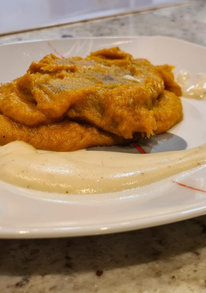 Una foto de Medallón de ternera en salsa de puerros y zanahorias