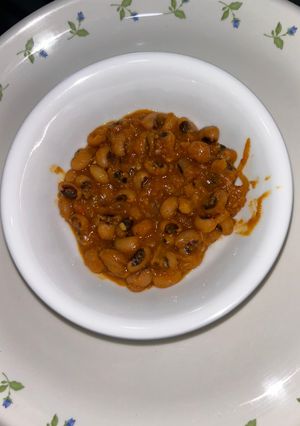 A picture of Masala black eye peas.