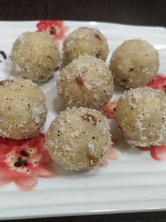 सूजी नारियल के लड्डू (Suji Nariyal ke laddu recipe in Hindi) रेसिपी मुख्य फोटो