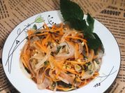 A picture of nộm sứa hành tây