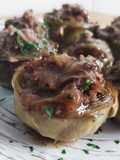 Alcachofas confitadas rellenas de carrilleras al Oporto