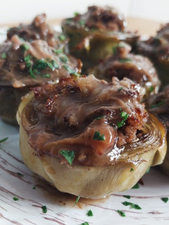 Una foto de Alcachofas confitadas rellenas de carrilleras al Oporto