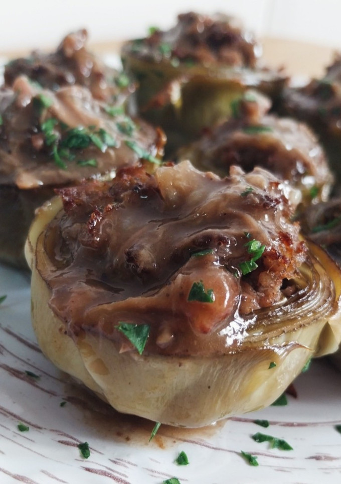 Una foto de Alcachofas confitadas rellenas de carrilleras al Oporto
