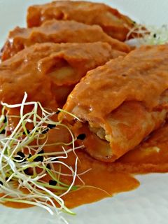 Una foto de Calamares en salsa rellenos de gambas