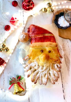A picture of Christmas Santa Pull a Part Bread.
