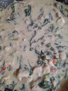Una foto de Pechuga de pollo con espinaca y crema