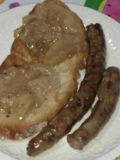 Una foto de Longaniza con salsa de pera