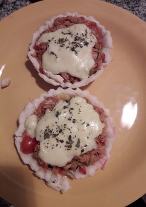 Una foto de Tarteletas de atún, tomate y queso
