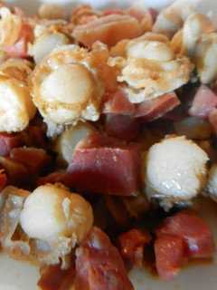 Una foto de Zamburiñas con jamón