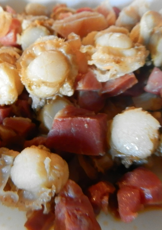 Una foto de Zamburiñas con jamón