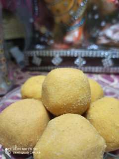 बेसन के लड्डू (Besan ka ladoo recipe in Hindi) रेसिपी मुख्य फोटो