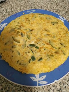 Una foto de Tortilla de calabacín, pimiento y quesitos