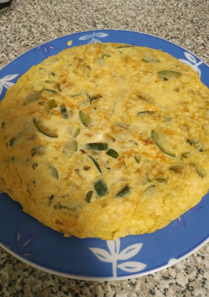 Una foto de Tortilla de calabacín, pimiento y quesitos