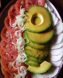 Ensalada de tomate, aguacate, rábano y cebolla