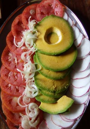 Una foto de Ensalada de tomate, aguacate, rábano y cebolla