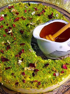 صورة لوصفة تحلية ليالي لبنان بشكل هلال بطريقة سهلة و سريعة التحضير لشهر رمضان كريم 🌙 🏮