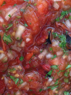 Una foto de Salsa del molcajete con cilantro y cebolla