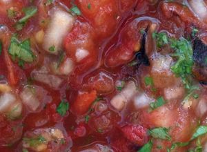 Una foto de Salsa del molcajete con cilantro y cebolla