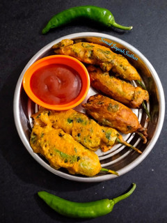 મરચાં ના ભજિયાં (Marcha Bhajiya Recipe In Gujarati) રેસીપી મુખ્ય ફોટો