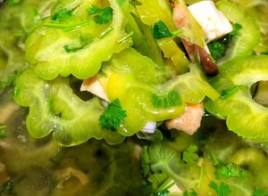 Hình của món Canh Khổ Qua Nấu Nấm Rơm Đậu Hũ Chay.