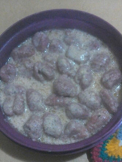 Una foto de Ñoquis de remolacha con salsa de ajos