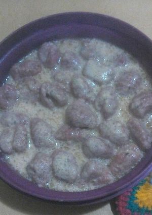 Una foto de Ñoquis de remolacha con salsa de ajos