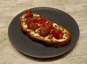 Una foto de tomate cherry en conserva de aceite