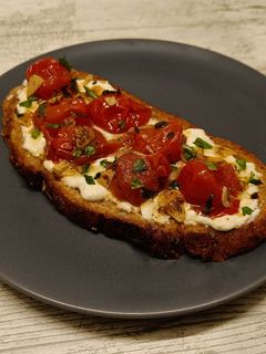 Una foto de Tostada de tomates cherry confitados y burrata