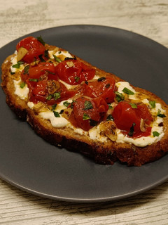 Una foto de Tostada de tomates cherry confitados y burrata