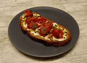 Foto principal de Tostada de tomates cherry confitados y burrata