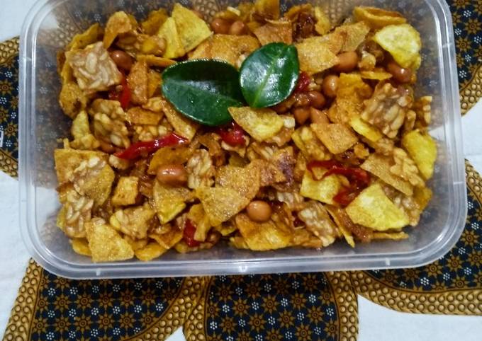 Wajib coba! Resep buat Kering tempe kentang kacang sajian Idul Fitri yang spesial