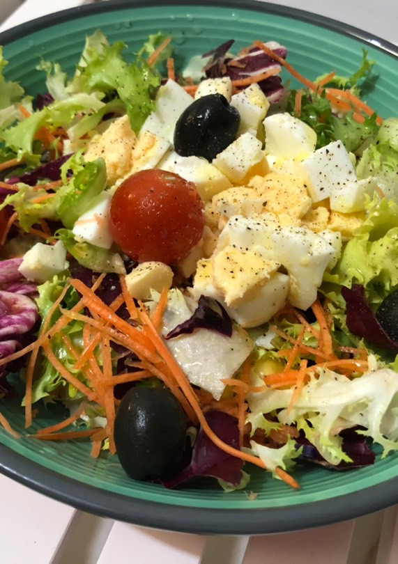 Una foto de Ensalada de la huerta con aliño de aceite de albahaca
